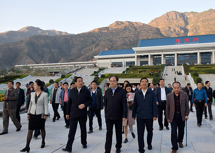 全國、省市政協(xié)委員體驗蘭渝鐵路、視察階州廣場