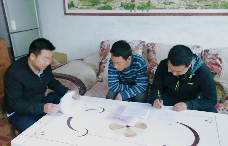 市龍江城鄉(xiāng)發(fā)展集團(tuán)公司深入幫扶村完善落實(shí)“一戶一策”精準(zhǔn)脫貧計劃