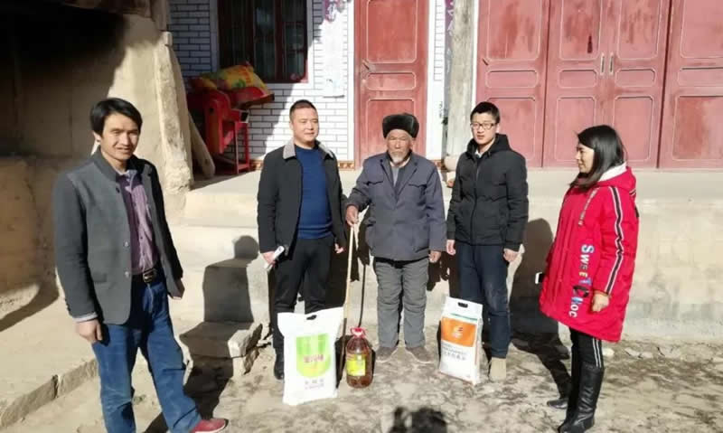 堅(jiān)持精準(zhǔn)幫扶，合力脫貧攻堅(jiān)——市龍江城鄉(xiāng)發(fā)展集團(tuán)、隴南太平洋財(cái)險(xiǎn)公司聯(lián)合開展幫扶文縣橋頭鎮(zhèn)安子坡村2019年春節(jié)慰問活動(dòng)