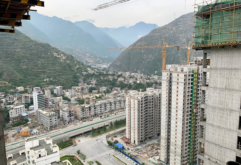 匠心傾注、喜封金頂——龍江?雙子座商住小區(qū)主體順利封頂