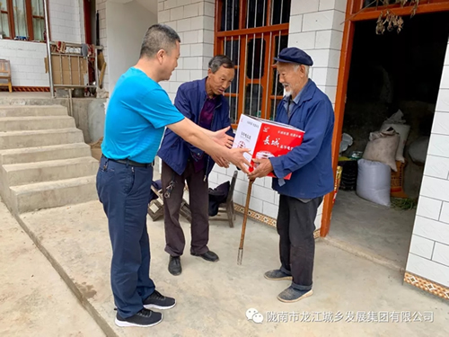 市龍江城鄉(xiāng)發(fā)展集團(tuán)在橋頭鎮(zhèn)安子坡村積極開展幫扶主題實踐活動