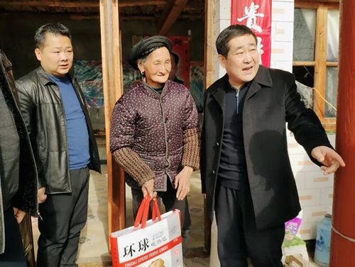 市龍江集團在文縣橋頭鎮(zhèn)安子坡村開展“解難題、辦實事、送溫暖”活動