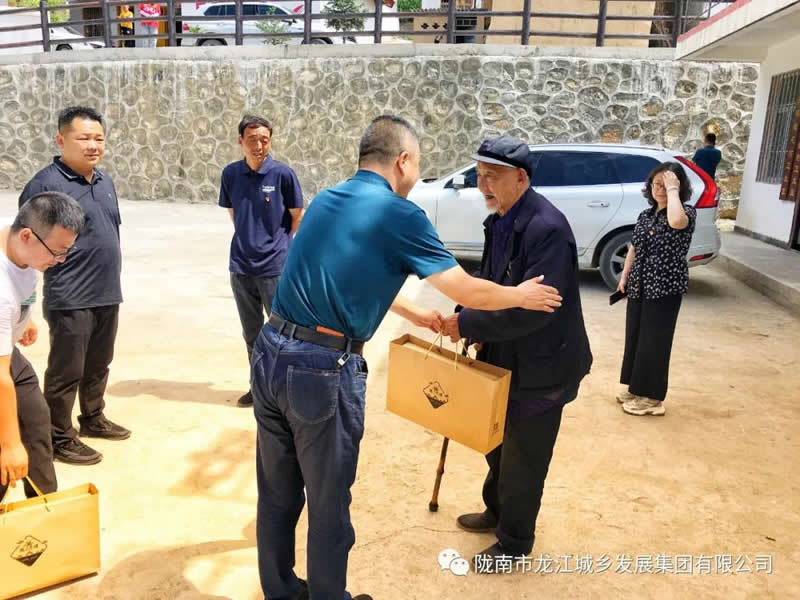 “感黨恩、憶黨史”，--市龍江城鄉(xiāng)發(fā)展集團公司開展慶祝建黨99周年主題黨日活動